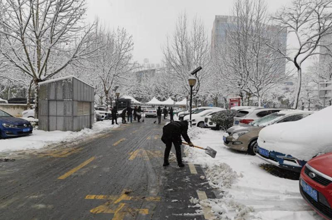 干部職工齊上陣，掃雪除冰暖民心！市住建局積極開(kāi)展掃雪除冰活動(dòng)